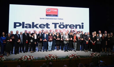 İzmir’de Kıdemli Diş Hekimleri Plaketle Onurlandırıldı