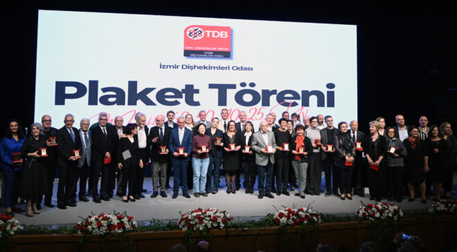 İzmir’de Kıdemli Diş Hekimleri Plaketle Onurlandırıldı