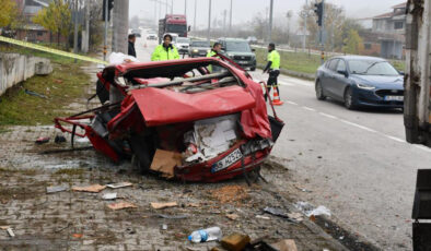Kırmızı Işıkta Bekleyen Tofaş’a Kamyon Çarptı