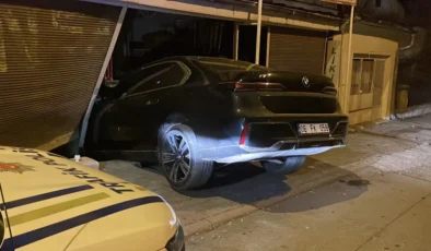 Sivas’ta Kadın Sürücü Fren Yerine Gaza Basınca Markete Girdi