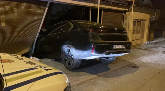 Sivas’ta Kadın Sürücü Fren Yerine Gaza Basınca Markete Girdi