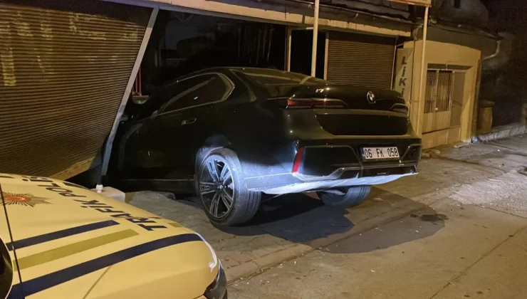 Sivas’ta Kadın Sürücü Fren Yerine Gaza Basınca Markete Girdi