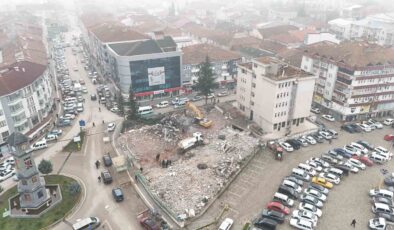 Vezirköprü’de Büyük Dönüşüm: Meydan ve Otopark Projesi İçin İlk Kazma Vuruldu