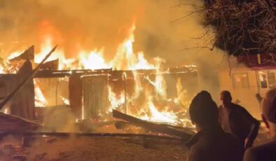 Vezirköprü’de Dehşet Gecesi: İki Ahşap Ev Alevlere Teslim Oldu!