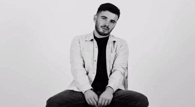 Sahneye Hikâyelerle Çıkan Bir İsim: Soner Elmacı